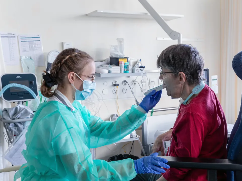 Tabea Holzgang, eine Logopädin bei einer Patientin