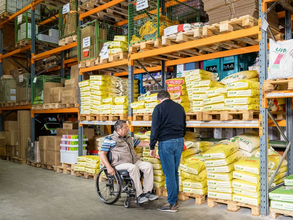 Daniela Brem vor einem Lagergestell