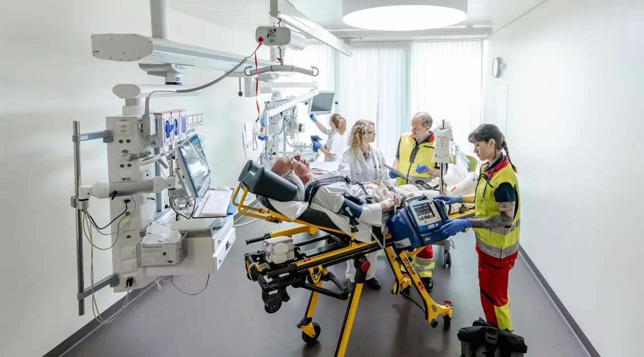 Zwei Rettungssanitätern kümmern sich um einen verletzen Patienten.