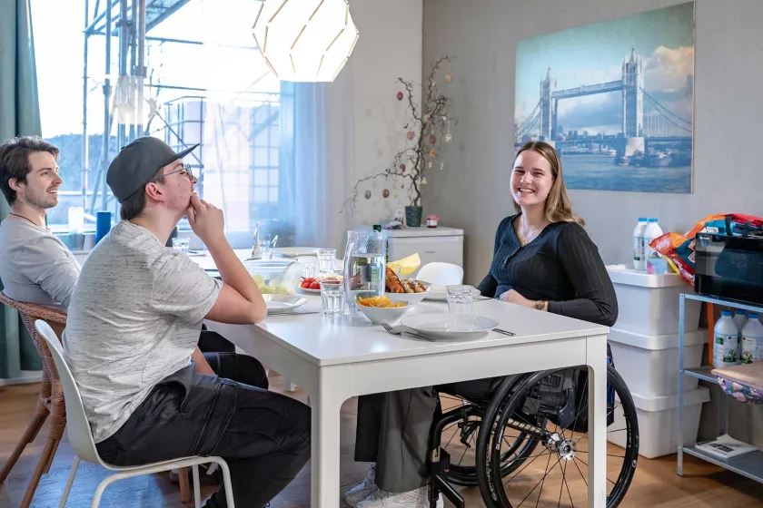 Bewohnerinnen der ParaWG am Esstisch.