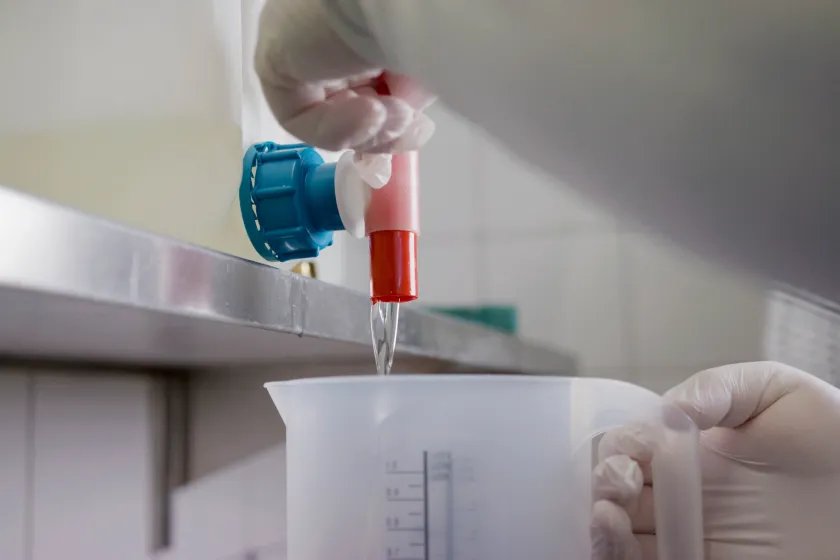 Hand öffnet Hahn Abfüllen eines Reinigungsmittels