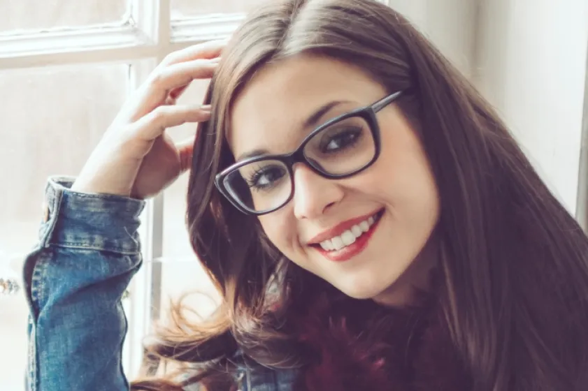 Zufrieden Frau mit Tasse.