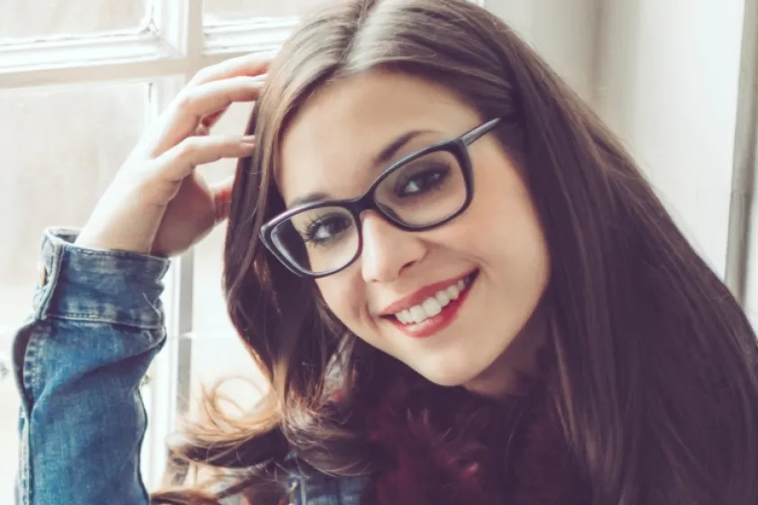 Zufriedene Frau mit Tasse.