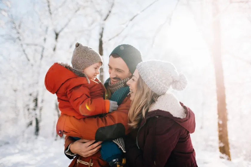 Glückliche Familie in Winterlandschaft.