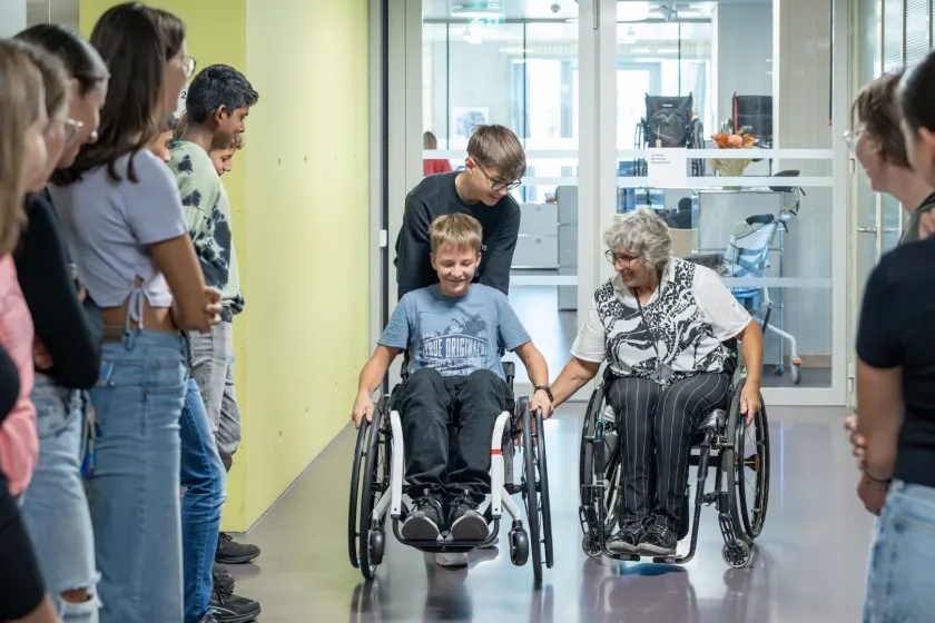 Schülerinnen und Schüler im SPZ, ein Schüler im Rollstuhl