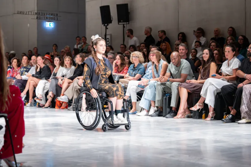 Chiara Schlatter auf dem Laufsteg der Mode Suisse 2023.