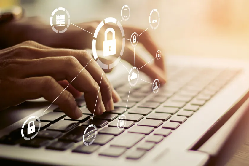 Hände die auf eine Laptoptastatur tippen