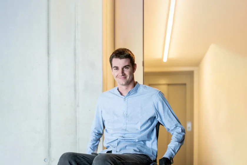 Nico im umgebauten Bad seines Elterneinfamilienhauses