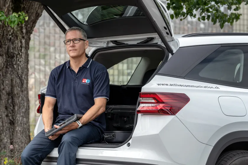 AC-Berater Stephan Korner mit iPad im Auto