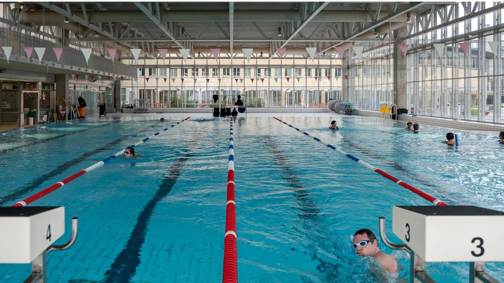 Schwimmhalle im Abendlicht