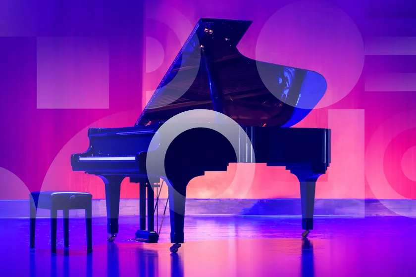 Konzertflügel im festlichen Lichtschein.