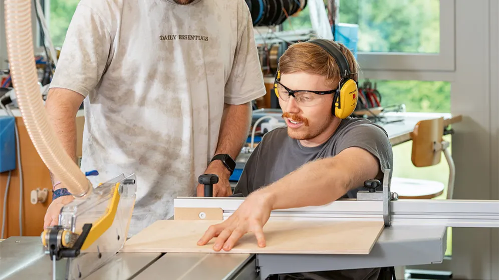 Tim Harder am Holz schneiden