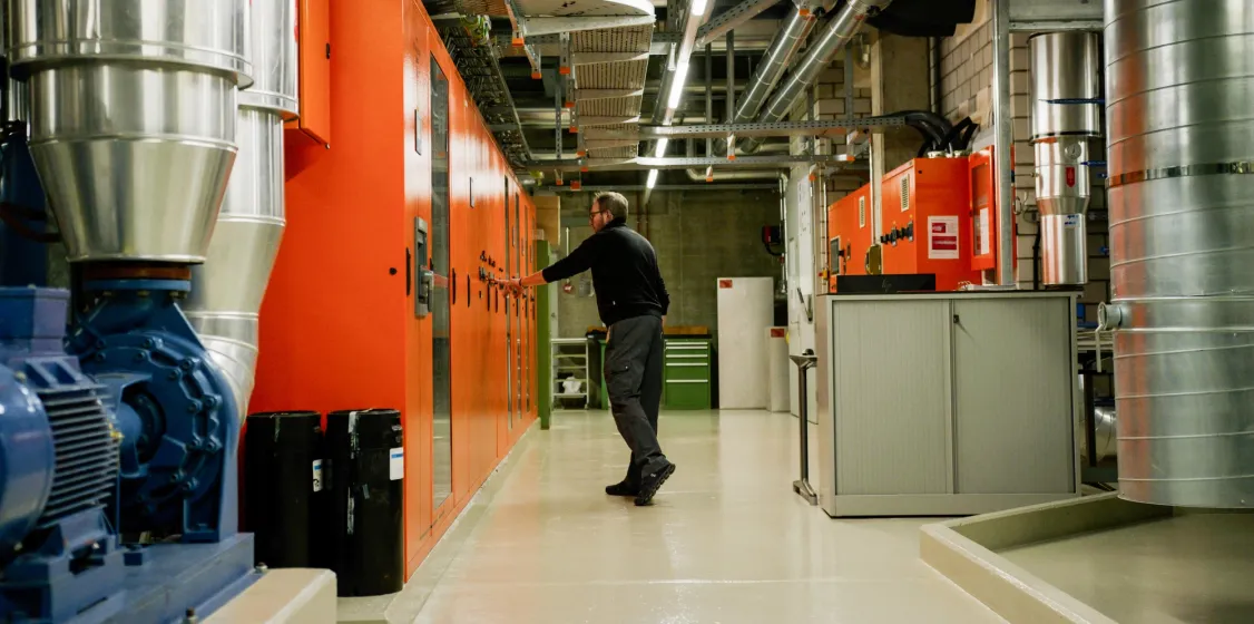 Employé dans la salle technique