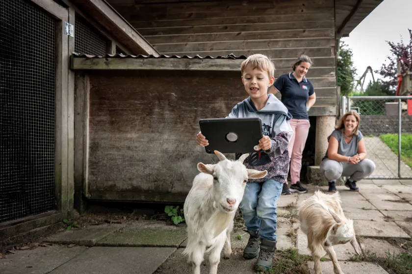 Moyens d'auxiliaires d'Active communication (l'ordinateur avec la souris buccale)