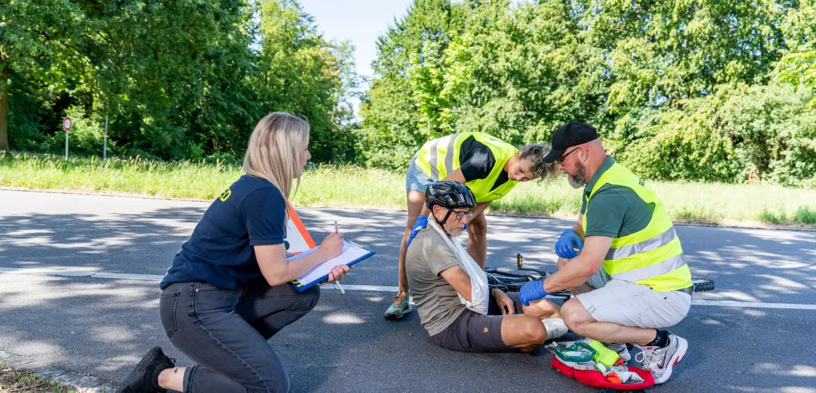 Zwei First Responder leisten einer verletzen Person erste Hilfe.