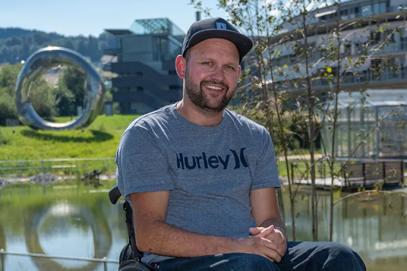 peti-roos-vor-dem-therapiegarten