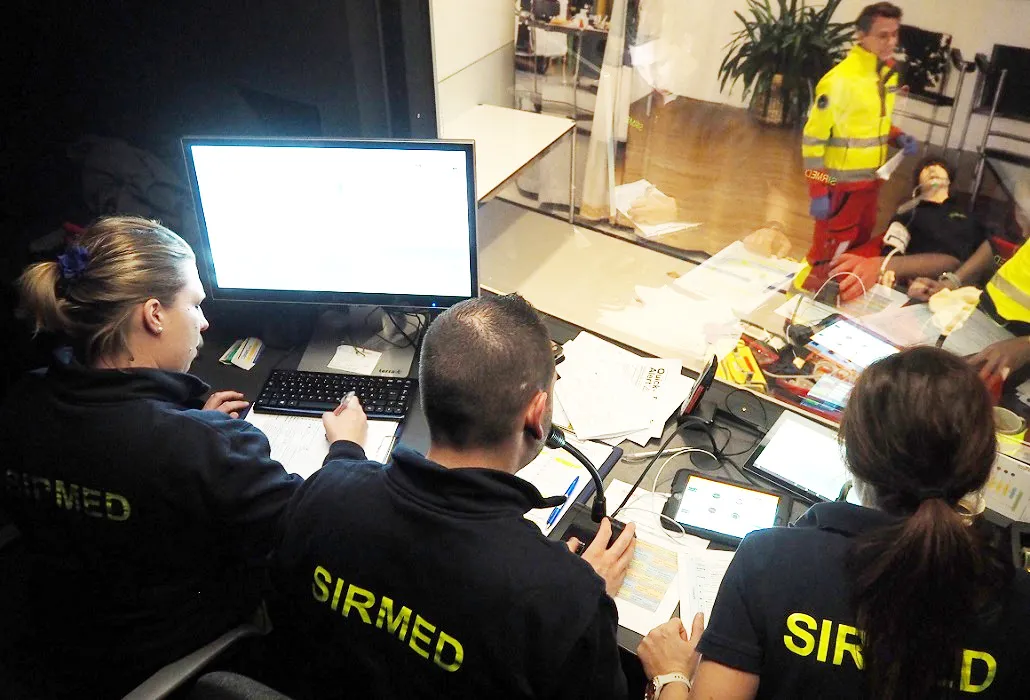 Sirmed Ausbildner im SimCenter Steuerungsraum