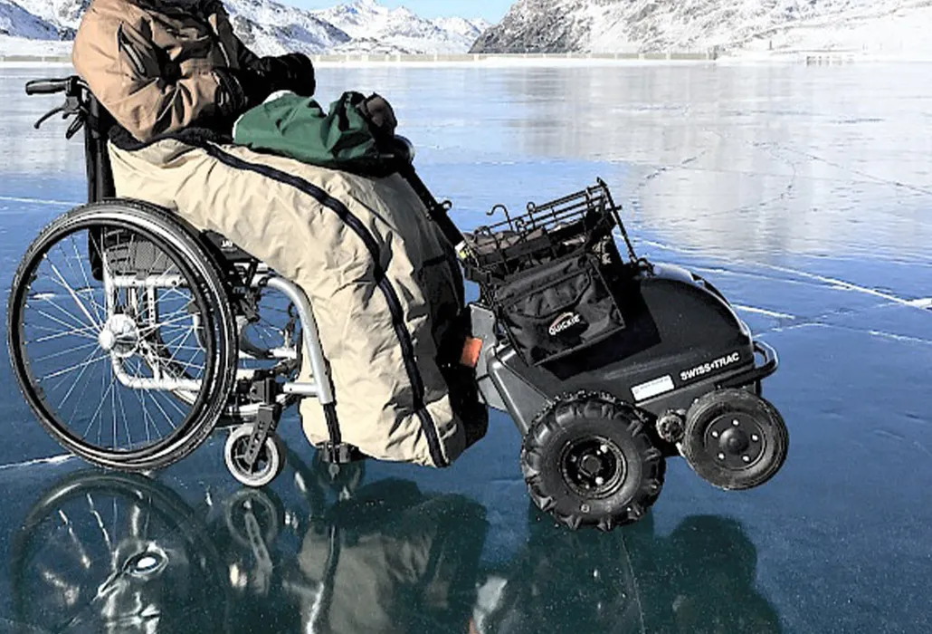 Winterhilfen Swiss-Trac mit Spikes über Eis