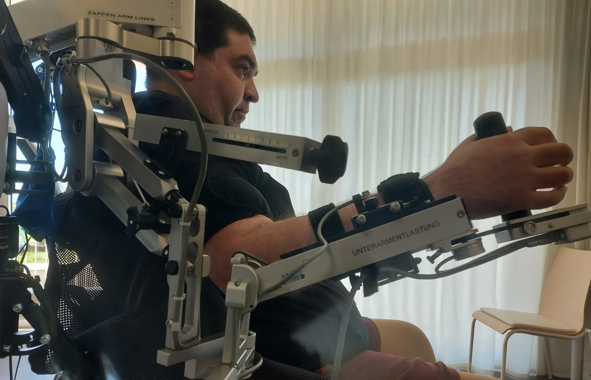 zeljko_raduljevic_beim_handtraining_mit_dem_armeospring-exoskelett.jpg