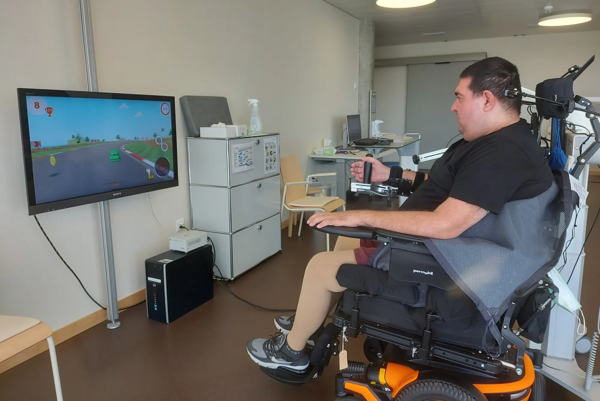 zeljko_raduljevic_im_armeo-therapiegeraet_vor_videospiel.jpg