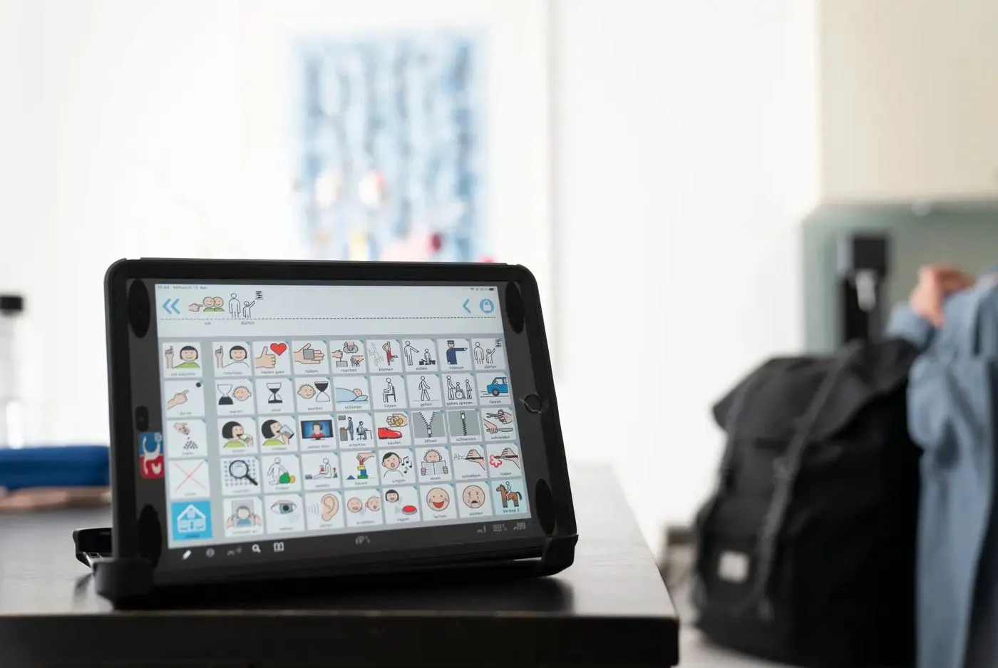 Das Tablet von Theresa enthält zahlreiche Symbole, über die sie sich mitteilen kann.