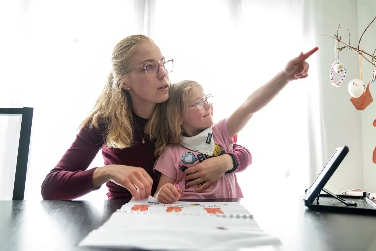 Um über Ostern zu sprechen, nutzen Christine Hornung und ihre Tochter Theresa auch Gebärden, Symbole oder ein Tablet.