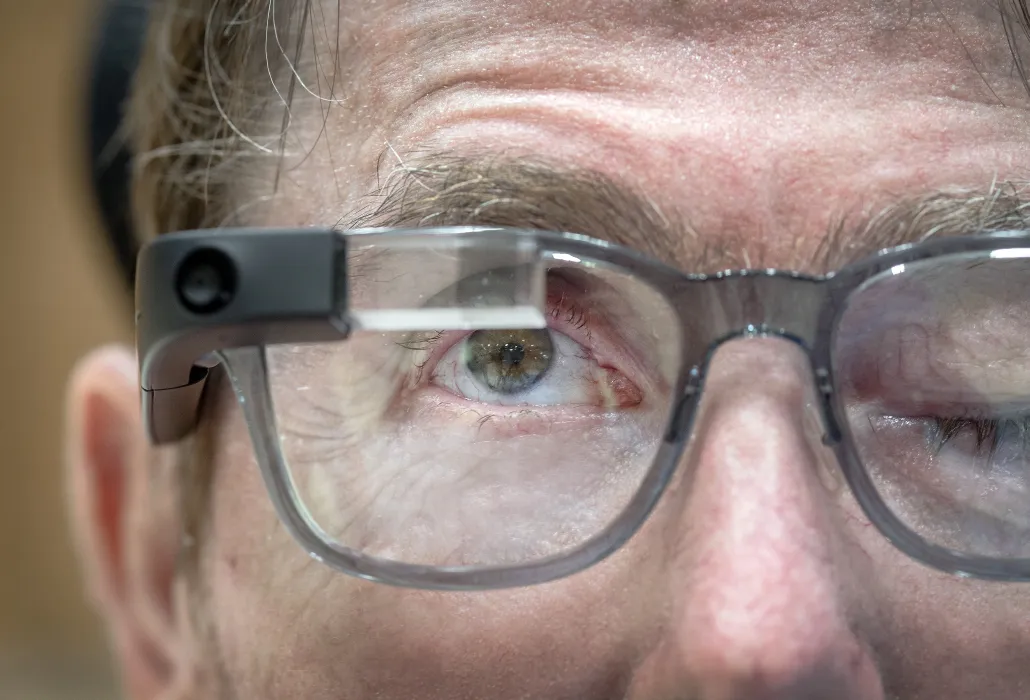 Orthotec Rehatechnik Frontansicht der Kopfsteuerung in der Brille