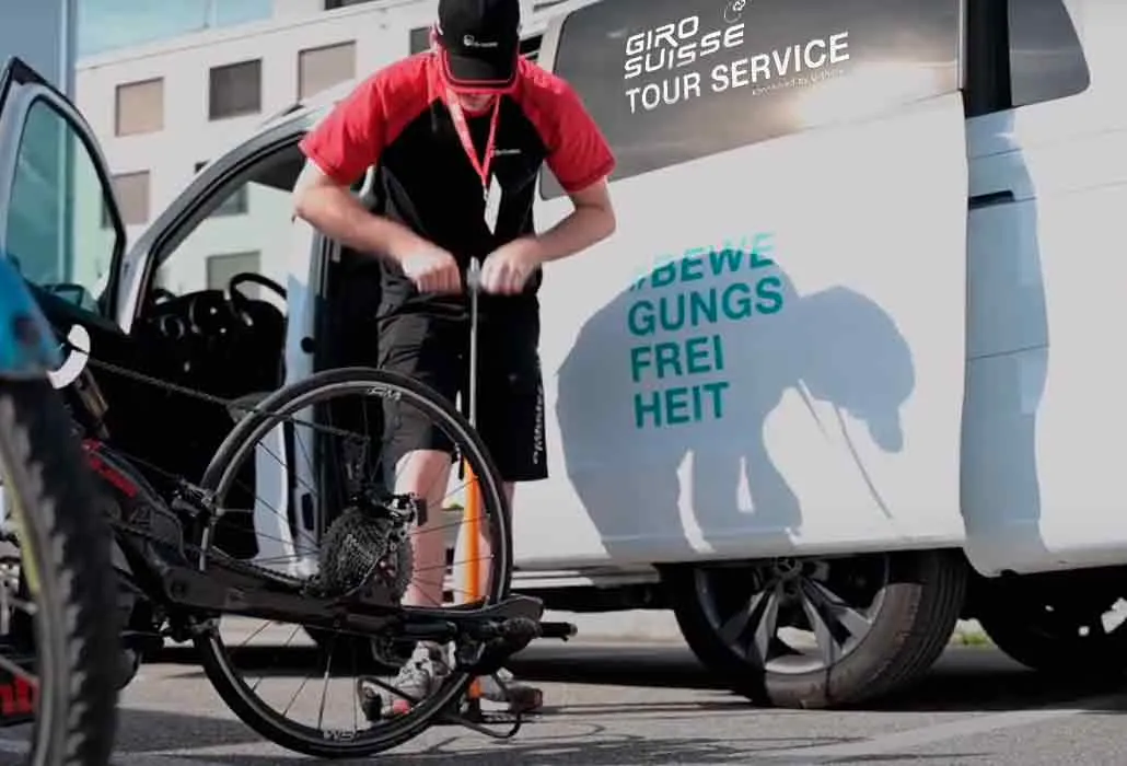 Orthotec Mitarbeiter beim Rennservice am Giro Suisse 2022