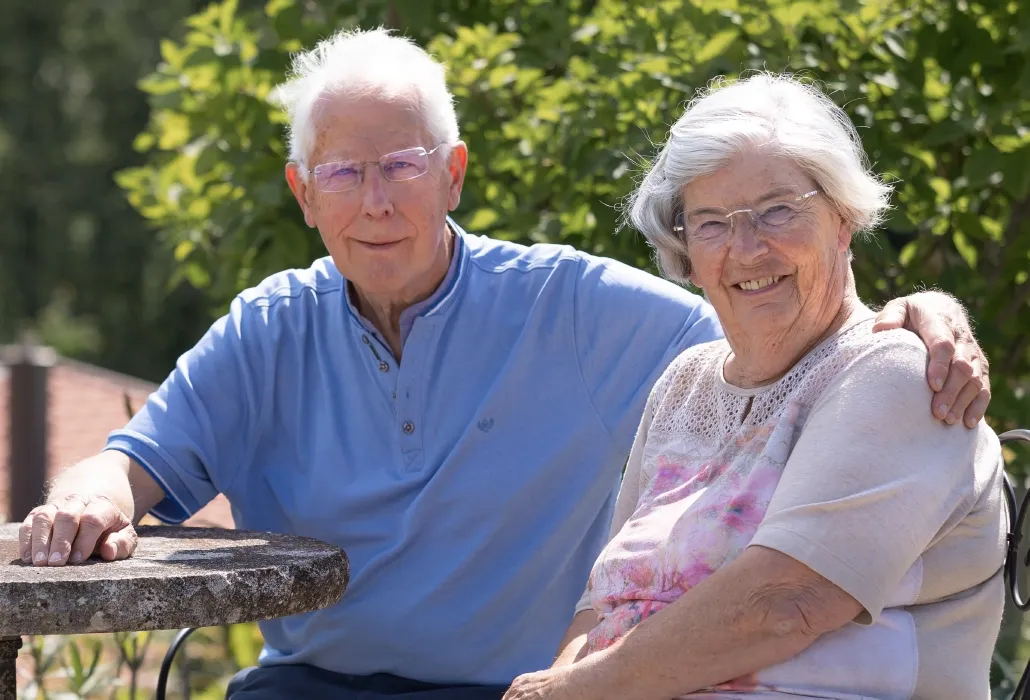 Werner Wicki mit seiner Frau im Garten