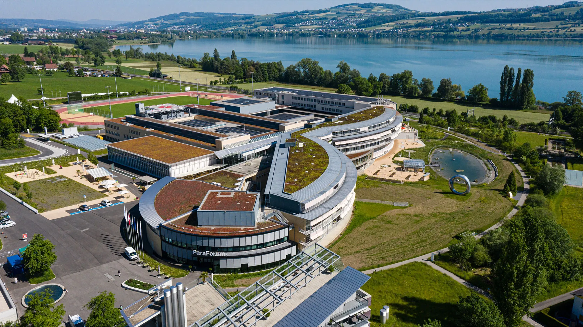 Le campus du Groupe suisse pour paraplégiques est situé au bord du lac de Sempach, à Nottwil, dans le canton de Lucerne.