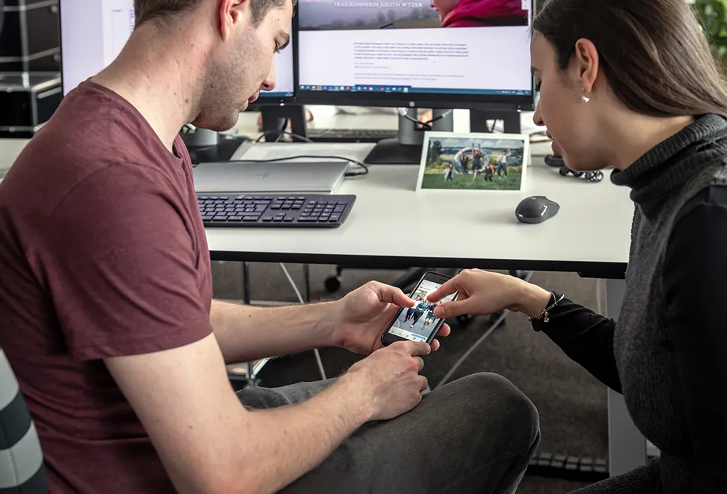 Team Online bei der Arbeit auf den sozialen Medien