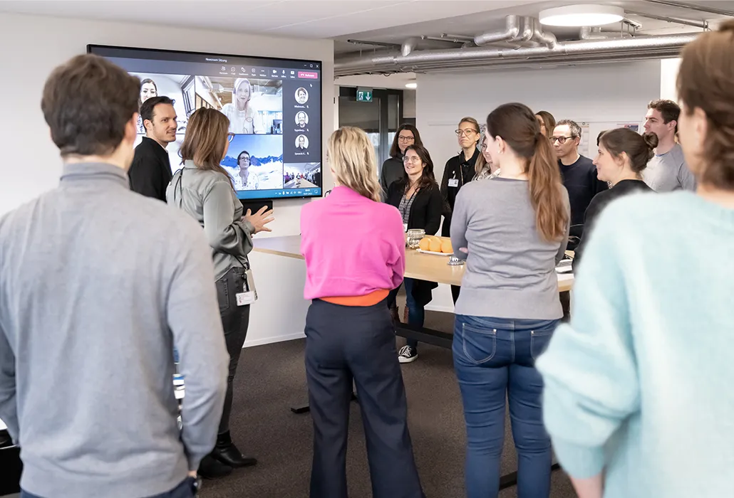 Newsdesk während einer Wochenstart-Sitzung im Newsroom