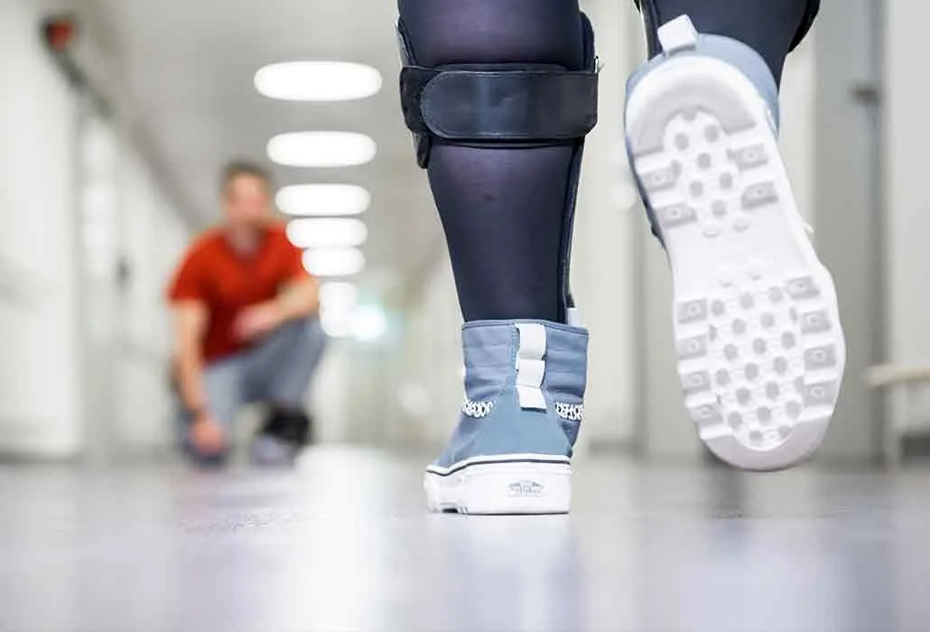 Orthotec Orthopädietechnik – Marie-Sophie läuft mit Orthese durch den Gang