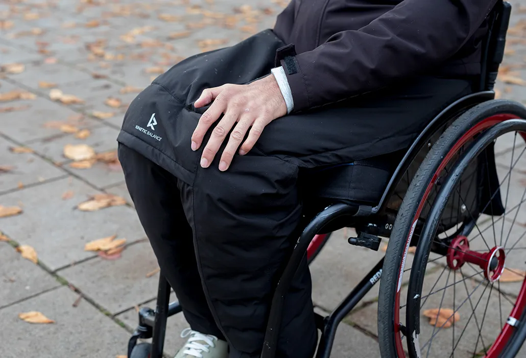 Raindek® Raider ist der ideale Schutz für aktive Outdoor Rollstuhlfahrende.