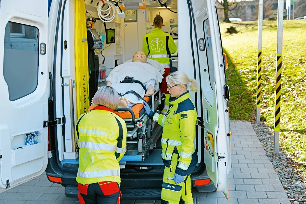 Übungssituation im Rettungswagen bei der Sirmed