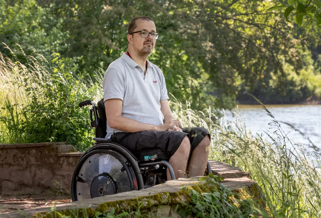 Mathias Studer schaut auf den See hinaus