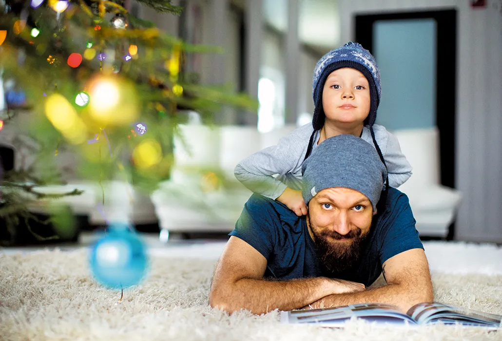Vater und Sohn in weihnächtlicher Stimmung.