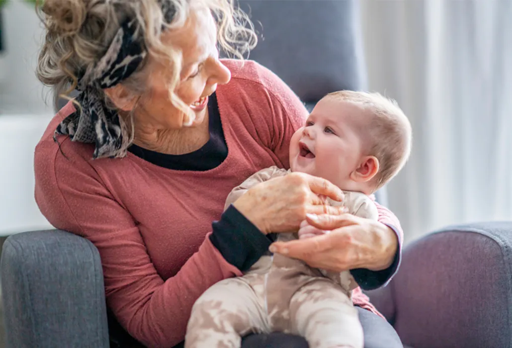 Frau mit Baby auf dem Arm.