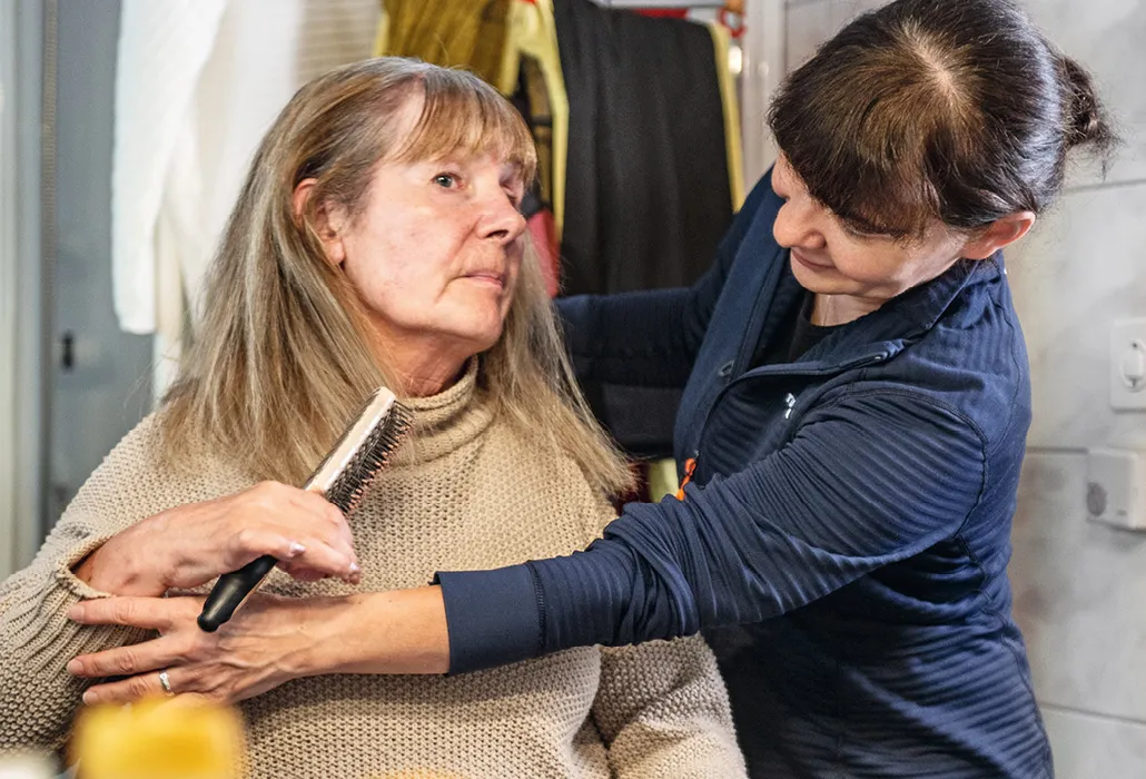 Manuela Ressouche bürstet sich mit Hilfe von Svetlana Tsaytnits selbst die Haare.