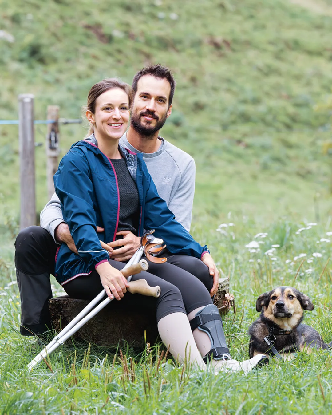 Andrea Treier und ihr Partner Andreas Signer sitzen auf einer Wiese.