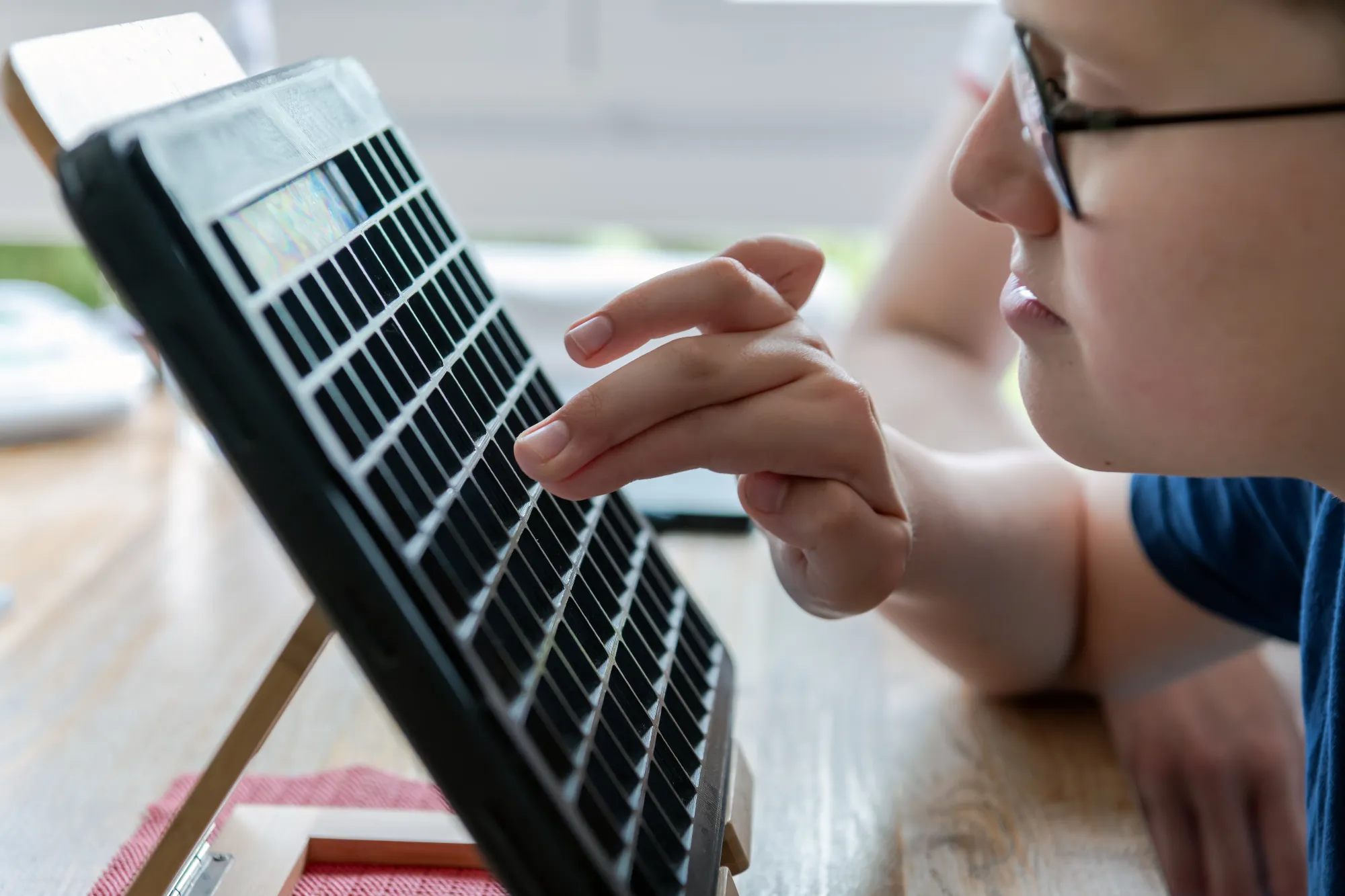 Sämi Wüthrich mit seinem iPad mit Fingerführraster