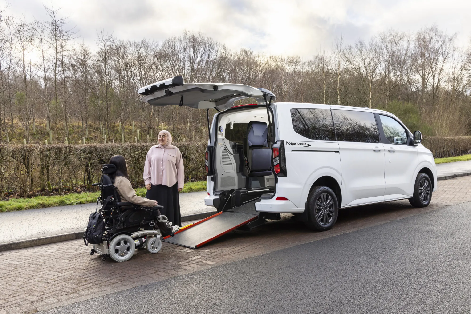 Ein Heckausschnitt macht den Kombi mit dem Rollstuhl befahrbar