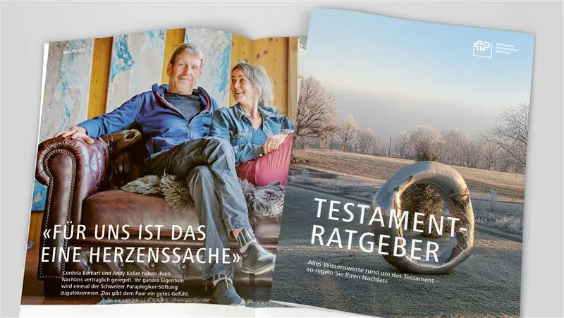 Ein Ausdruck des Testamentratgebers der Schweizer Paraplegiker-Stiftung liegt offen auf einem Tisch.