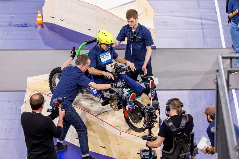 Rollstuhlfahrer am Hindernisparcours des Cybathlon 2024