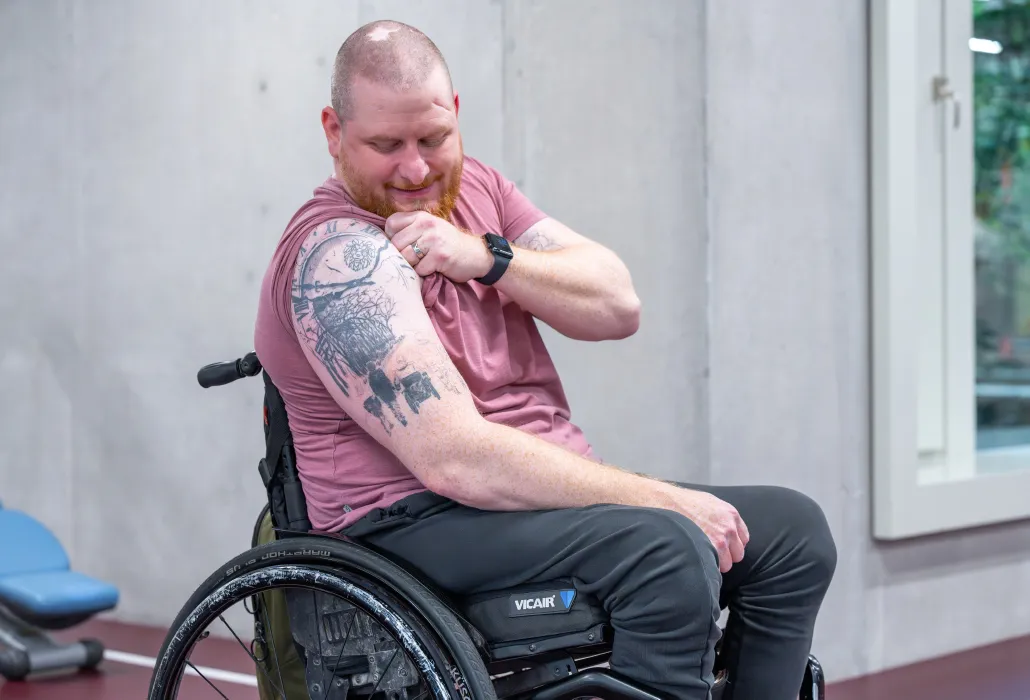 Heiri Dürst zeigt sein Tattoo.