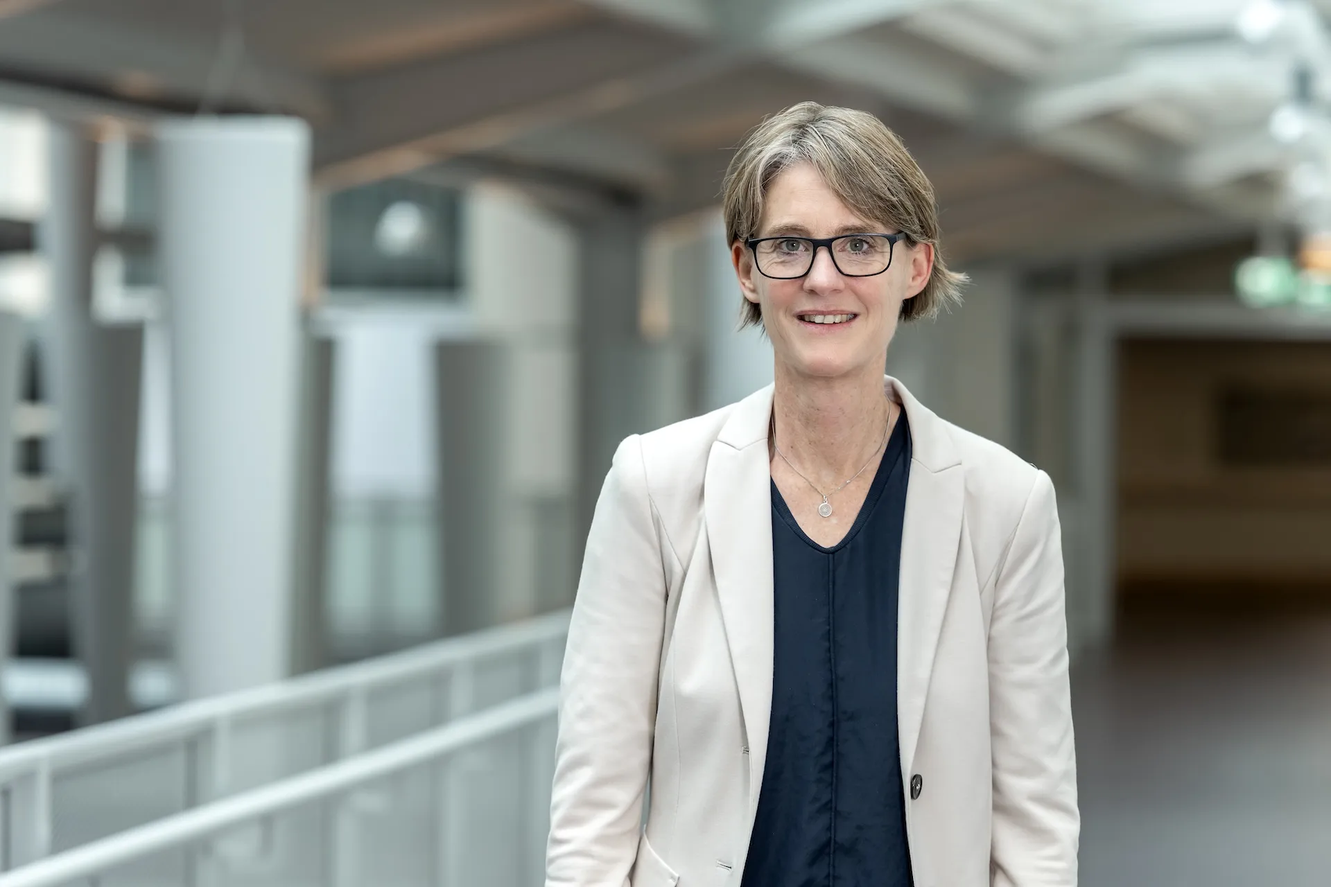 Silvia Schibli, Chefärztin Handchirurgie, in einem Gang am Schweizer Paraplegiker-Zentrum..