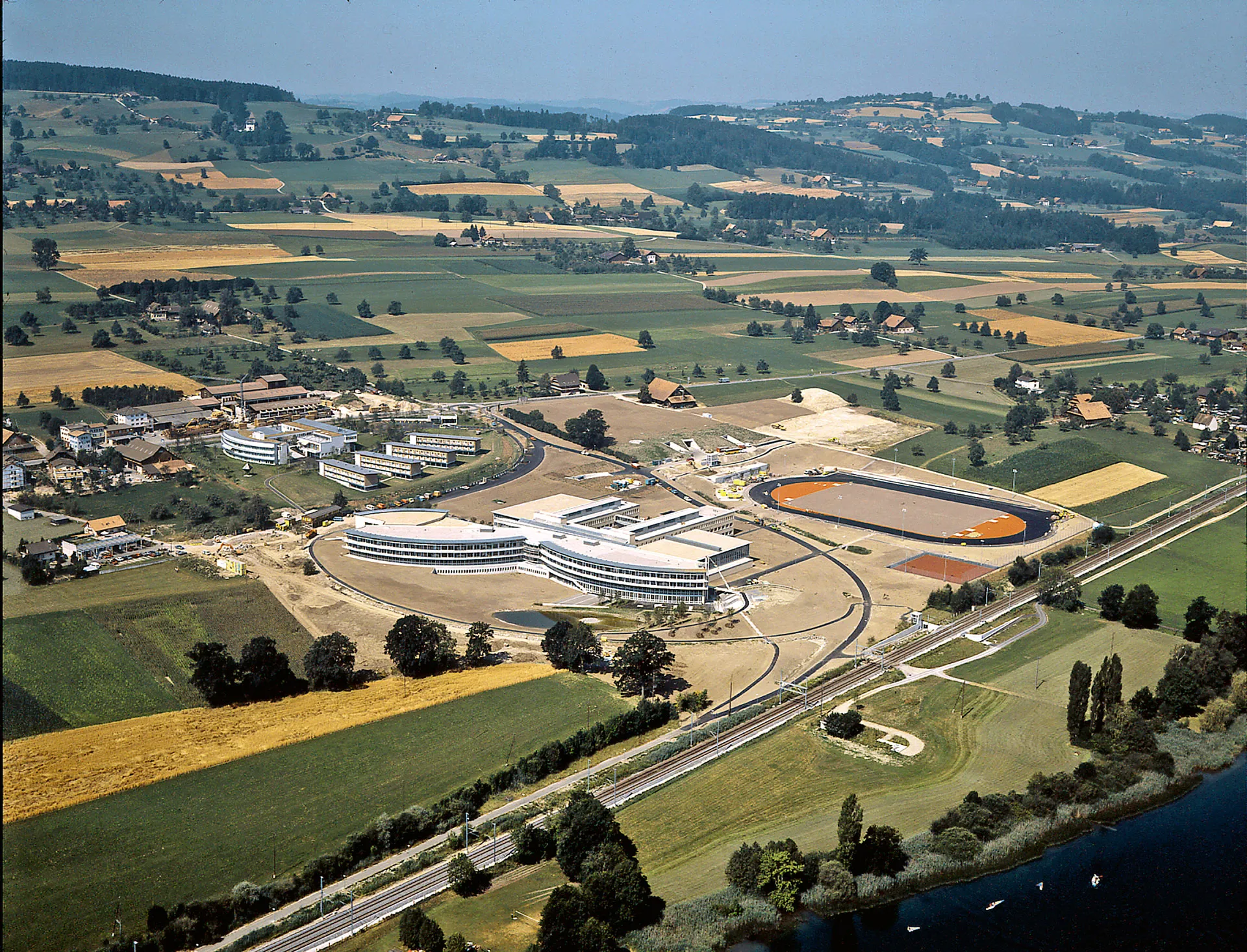 Luftaufnahme des Schweizer Paraplegiker-Zentrums vom 5. März 1990, als sich dieses noch im Bau befand.