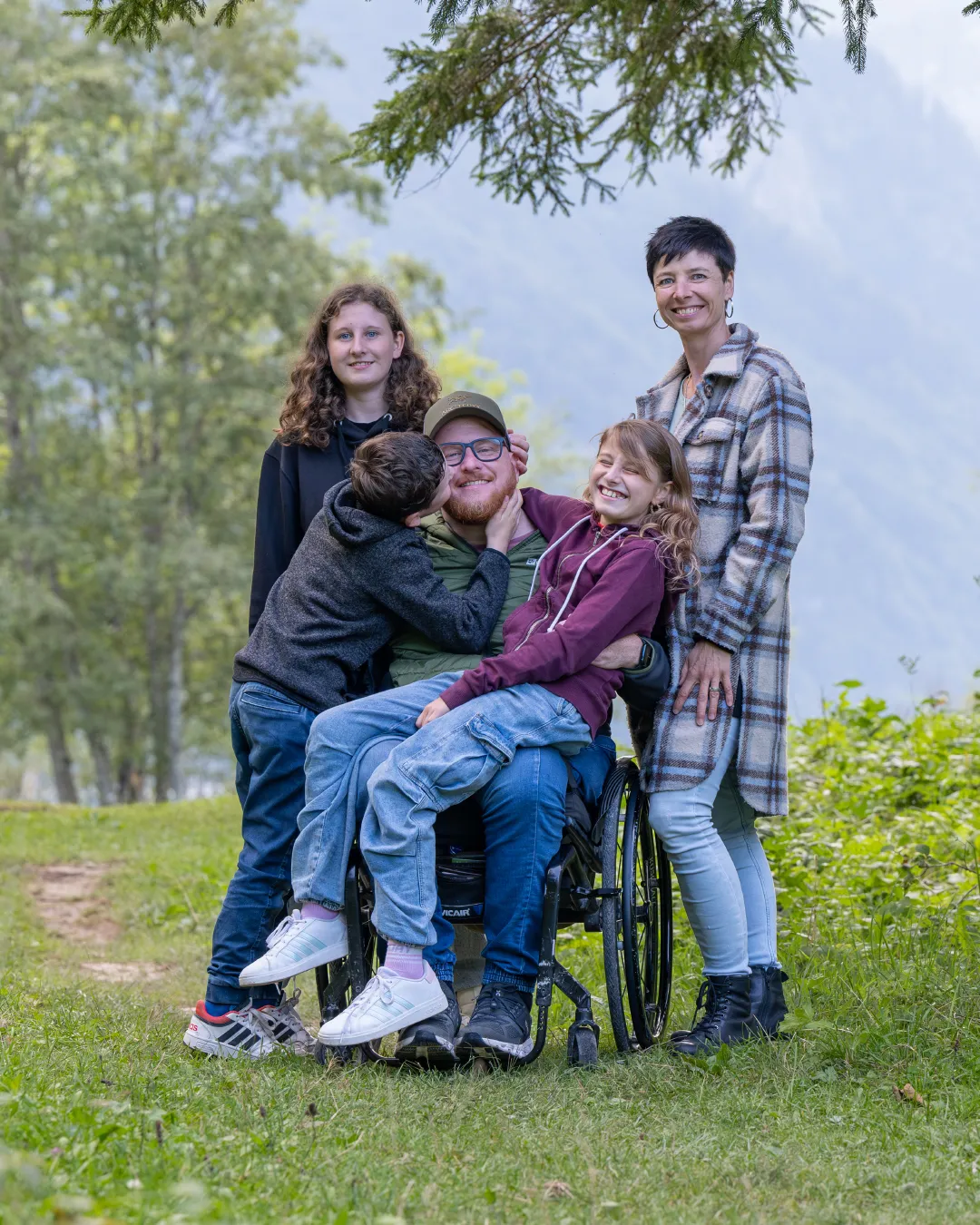 Heiri Dürst mit seiner Familie beim Klöntalersee.