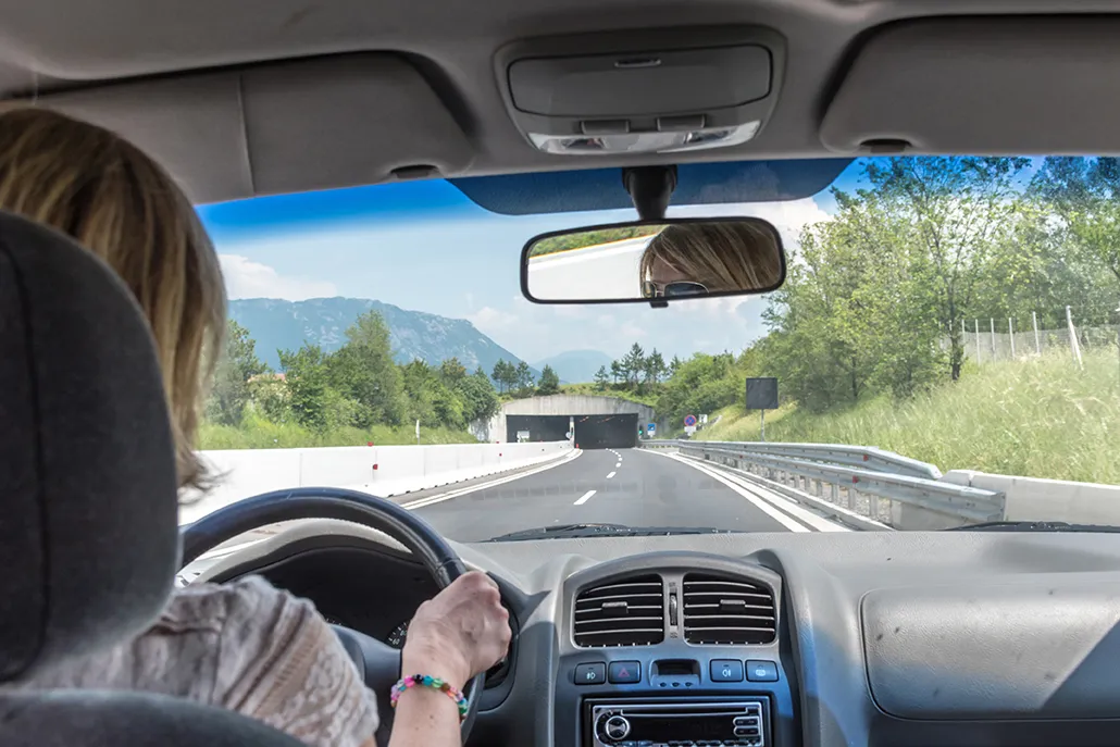 Autofahrerin auf der Strasse