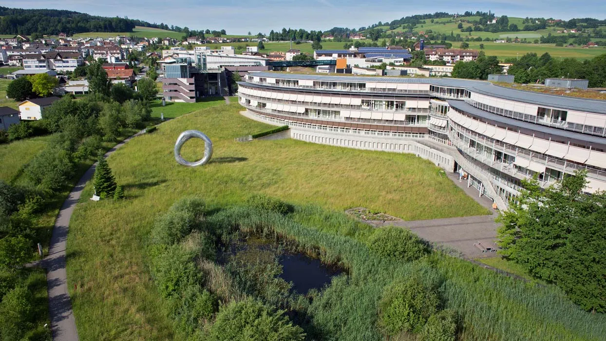 Luftansicht, auf der man den Campus Nottwil mit dem Schweizer Paraplegiker-Zentrum sieht. 